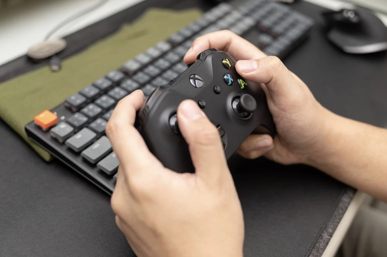 Mando Xbox sobre teclado