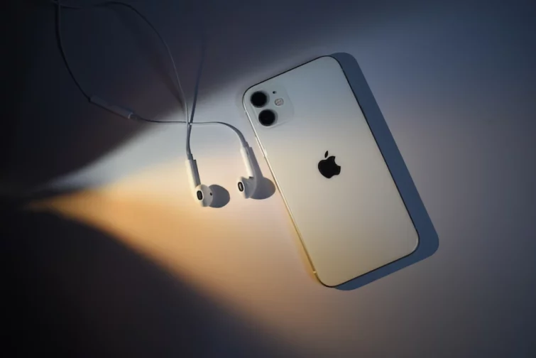 iPhone con auriculares earpods
